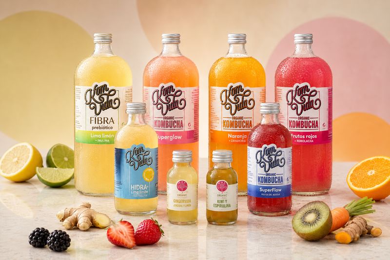 Botellas de una misma gama de bebidas con etiquetas coordinadas