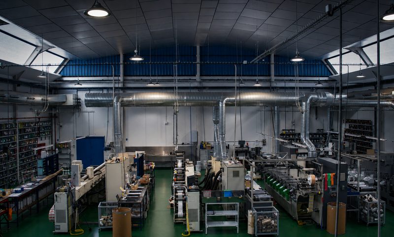 Vista general de la nave con las líneas de impresión flexográfica, las estanterías de tintas y las mesas de trabajo